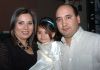 22022007
Daniela Luviano Luján junto a sus padres, Santiago y Claudia Luviano, el día que festejó su tercer cumpleaños.