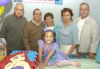 28022007
Ana Karen acompañada de sus abuelitos, Javier y Jose Ruiz, Lino y Silvia Conroy y su bisabuelito, Antonio Gutiérrez.