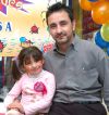 28022007
Melissa Aranda Quiñones junto a su papá, José Aranda, el día que festejó su sexto cumpleaños.