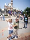Gina Sofía y Edgar Ezequiel Contreras Ortiz en su visita a Disney en Los Angeles California. Ellos son hijos de Lae. Edgar Contreras Sanmiguel y Astrid de Contreras Julio de 2007