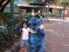 Ana Paula Salas Bonilla junto a Stitch, uno de sus personajes favoritos, en los MGM Studios de Orlando, Florida. Ella cumplió cinco años el siete de septiembre.