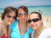 Claudia Cabral, Adela Máynez y Paola Álvarez, en una de las playas de Miami, Florida.