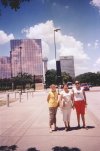 Imelda, Yocelin y Evelyn Eguía, de vacaciones por Dallas, Texas.