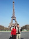 Olga Fuentes Rocha e Isidro Alvarado festejaron el 30 aniversario de su matrimonio, para lo cual realizaron un viaje por Europa, en donde visitaron la Torre Eiffel de París, Francia.