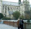 Guillermina Gómez de vacaciones por Francia. En la foto se encuentra junto a Cristine Casteran afuera de la Iglesia Notre Dame de París. Diciembre 2005