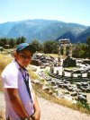 Juan Manuel Frausto Molina viajó a Delfos, Grecia, en donde se tomó una foto en el antiguo templo de Apolo.