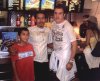 Mauro Espinoza y Alejandro Espinoza González junto al futbolista Cuauhtémoc Blanco, durante un viaje por Chicago.