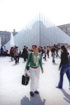 Silvia Janeth Padilla de Martínez, en uno de sus viajes por París, visitando el Museo de Louvre.