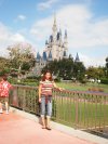 Graciela Mendoza en reciente visita en Magic Kingdom, en Orlando Florida. Ella radica Actualmente en Clearwater
