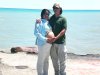 Miriam Balderas  y su esposo tres días antes de el nacimiento de su bebe en el Lago Michigan.