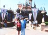 Hilda Muslera de Alcalá y Gerardo durante su visita por Disneylandia.
