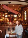 Graciela Mendoza en Hard Rock Cafe, en su visita actual por Universal Studios, Orlando Florida.