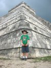 Jorge Alejandro Ramírez al pie de la pirámide de Kukulcan en Chichén Itza