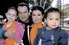 04032007 
Alberto González y Claudia de González, con sus hijos Mariana y Maximiliano González Vargas.