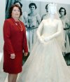 04032007 María Matilde Valdez, al lado del vestido de novia que usó en 1955.