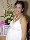 04032007 
Karen Paulina Carlos de Hernández, acompañada de las asistentes a la fiesta de regalos que le ofrecieron para el bebé que espera.