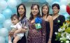 04032007 
Karla Leticia Aguilar de Pizarro recibió muchas felicitaciones de sus amigas y familiares, en la fiesta de canastilla que le ofrecieron para el bebé que espera.