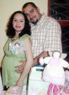 04032007 
Lupita Núñez de González junto a su esposo William González, en la fiesta de canastilla que le ofrecieron por el próximo nacimiento de su bebé.