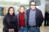 04032007 
Brenda López viajó a Tijuana, la despidieron Emmanuel López y Nancy Delgado.