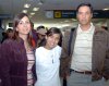 04032007 
Brenda López viajó a Tijuana, la despidieron Emmanuel López y Nancy Delgado.