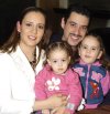 06032007
Alberto González, Laura de González y sus hijas Ale y Andrea celebraron el Día de la Familia.