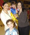 06032007
Isabel Fernández de Lara cumplió tres años y fue festejada con una alegre piñata de Blancanieves.