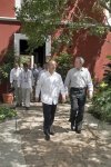 El presidente Felipe Calderón recibió a su homólogo de Estados Unidos, George W. Bush, en la zona arqueológica de Uxmal, en donde posaron brevemente para una foto y posteriormente iniciaron un recorrido por este lugar.