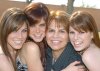 13032007
Guadalupe Villarreal de Estrada en compañía de sus hijas Lupita, Anavilly y Mariana.