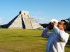 En vías de convertirse en una de las Siete Nuevas Maravillas del Mundo, el Castillo de Kukulcán, en la zona arqueológica de Chichén Itzá, reveló  ante siete mil 500 espectadores la magia de su milenario espectáculo de luz y sombra, conocido como “El descenso de Kukulcán”.