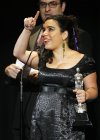 La cineasta Valentina Leduc recibe el Ariel a la Mejor Edición por En el hoyo del mexicano Juan Carlos Rulfo.