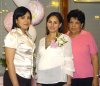 26032007_L_Érika de Herrera acompañada de Ángeles Hernández y Lorena González de Muñoz, anfitrionas de su fiesta de canastilla