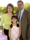 31032007 Mary Gaby acompañada de sus padres Salvador y Gaby Treviño