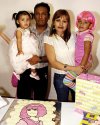31032007
 Mayela Ramírez de Velez junto a sus hijos César y Alejandro Velez, en reciente festejo