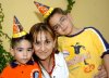 31032007
 Mayela Ramírez de Velez junto a sus hijos César y Alejandro Velez, en reciente festejo