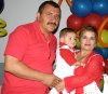 30032007
Érick Donovan Domínguez Esparza junto a sus abuelos, Luis Domínguez y Sra. Becerra , el día que fue festejado por su primer cumpleaños