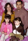 30032007
Alejandra Estefanía Silva Quiroz junto a sus padres, Alejandro Silva y Bernadette Quiroz y su hermana Ana Cristina, en la fiesta que le ofrecieron por su sexto cumpleaños