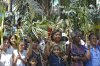 COLOMBIA: Feligreses sostienen figuras hechas con hojas de palma, en la Plaza de Caicedo de Cali, Colombia, al inicio de la misa de Domingo de Ramos. (EFE)