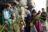 ECUADOR: Una mujer ofrece figuras hechas con hojas de palma, al inicio de la tradicional misa del Domingo de Ramos en la ciudad de Quito, Ecuador. (EFE)