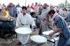 Cientos de miles de personas convergen en la ciudad santa shiita de Nayaf para protestar contra la presencia de tropas estadounidenses en Irak, en una jornada en que hay hasta el momento un muerto y nueve heridos, según fuentes oficiales.