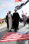 'Muerte a América' coreaban los manifestantes reunidos en la plaza Sadr de Nayaf, situada a 170 kilómetros al sur de Bagdad.
