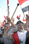 Los manifestantes, envueltos en banderas iraquíes, gritaron consignas anti estadounidenses en las que también pidieron la retirada de las fuerzas de ocupación.