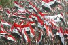 Los manifestantes, envueltos en banderas iraquíes, gritaron consignas anti estadounidenses en las que también pidieron la retirada de las fuerzas de ocupación.