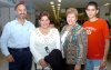 04042007
Esteban Sosa y Vanessa Cabral viajaron a Vallarta, los despidieron Celia Cabral y Blanca Vázquez.