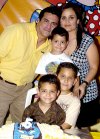 03042007
Consue Alatorre de Jiménez con sus hijos Susy, Lore y Neto