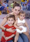 04042007
Alina Martínez de Gutiérrez, acompañada de sus niños Alina y Rodrigo.