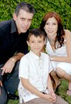 04042007
Vicente Mireles Sagui con sus padres, Vicente y Olivia.