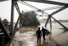 Al menos 10 personas murieron y 26 más resultaron heridas en Bagdad al explotar un camión bomba, conducido por un suicida, en uno de los principales puentes que cruzan el río Tigris, informó la policía de Irak.