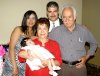 08042007
Víctor y Josefina Nava con su hija Alexa, acompañados  de Zeferino y Consuelo Nava, abuelos de la bebé.