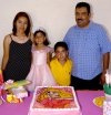 12042007
Karen Yuridia Hernández festejó su cuarto cumpleaños, con una alegre reunión infantil preparada por sus padres, Roberto Hernández y María de los Ángeles Morillón y su hermanito