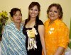 08042007
Marcela acompañada por su mamá, Evangelina Caldera de Torres y su suegra, Yolanda Camacho Flores.